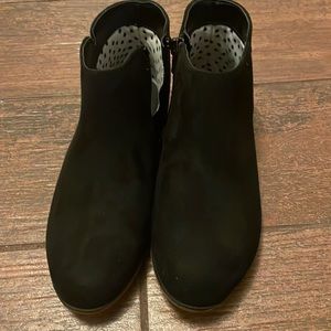 SOLD 🔴 Cat & Jack black kid’s booties